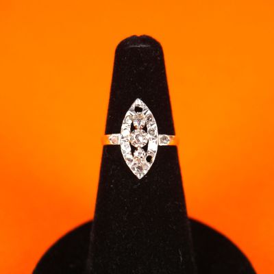 une bague de fiançailles ornée d'un diamant en forme de poire serti au centre