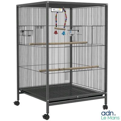 une grande cage à oiseaux noire, équipée d'un perchoir en bois et de roulettes