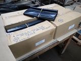 deux cartons de bâches bleues posés sur une table