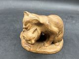 une photo d'une petite statuette représentant un chat posée sur une assiette