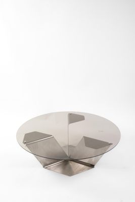 gros plan d'un objet métallique sur une surface blanche