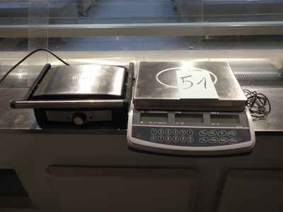 deux balances électroniques posées sur un comptoir dans un magasin