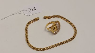 un bracelet en chaîne d'or et une bague avec un fermoir en diamant