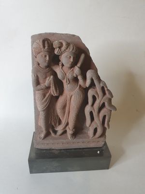 Danseuse en déhanchement (Tri Banga) , accompagnée d’un serv…
