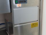 un réfrigérateur en acier inoxydable doté d'un écran numérique sur la porte