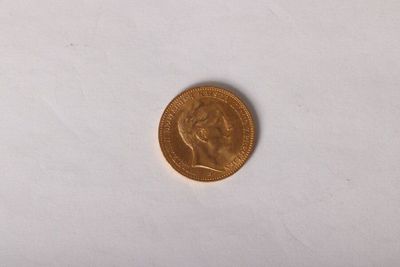 gros plan d'une pièce de monnaie sur une surface blanche avec un fond blanc