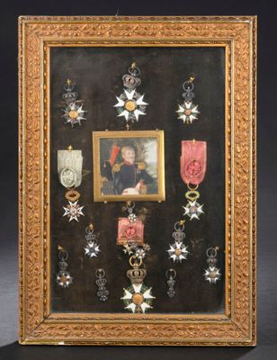 une vieille photo représentant un homme décoré de nombreuses médailles