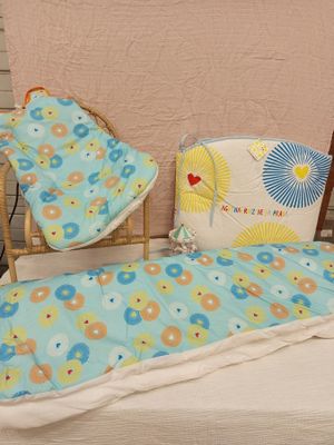 une photo d'un lit de bébé avec une couverture et un oreiller