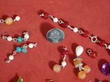 de nombreuses perles et breloques de différentes couleurs sur un fond rouge