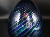 une boule de verre posée sur une table, avec un arrière-plan flou