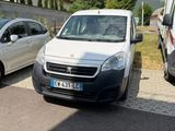 des voitures garées sur le bord de la route devant une maison