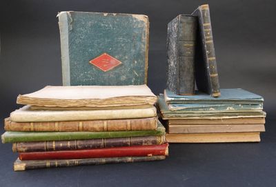 plusieurs vieux livres empilés sur une table