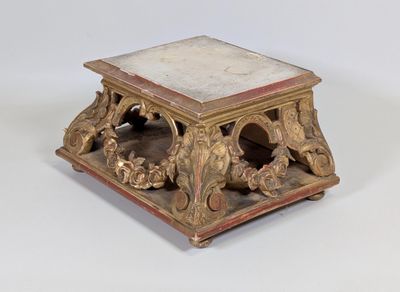 une petite table au plateau en marbre posée sur une surface blanche