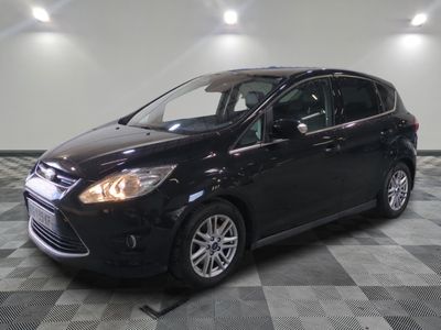 La Ford C-Max noire est garée sur un sol en carrelage à damier.