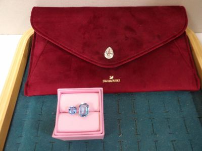 un sac rouge contenant un anneau, posé sur une table