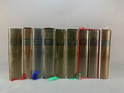 quatre livres sont alignés sur une surface blanche