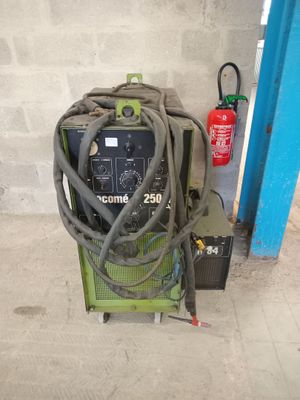 une machine qui est dans le garage