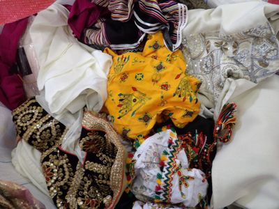 une pile de vêtements posée sur un lit
