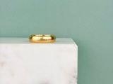 un bloc de marbre blanc surmonté d'un anneau doré