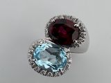 un gros plan d'une bague ornée de deux pierres de couleurs différentes