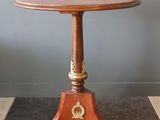 une image représentant une petite table en bois sur laquelle est posée une horloge