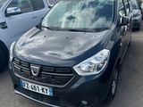 la voiture noire est garée dans le parking à côté d'autres voitures