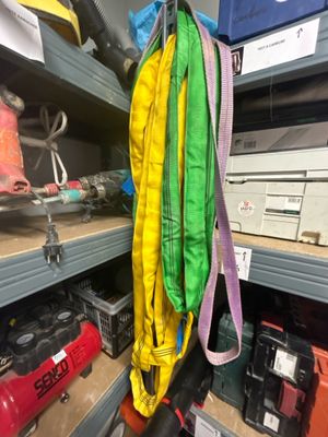 une veste jaune et verte accrochée à un portant dans un magasin