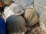 un tas de sacs posé par terre à côté d'un camion