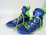 une paire de chaussures de basket bleues et vertes avec des lacets vert fluo