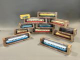 beaucoup de petits trains qui traînent dans une boîte