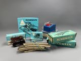 une photo représentant une collection de rails et de boîtes de trains miniatures