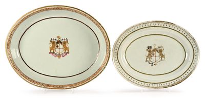 deux assiettes blanches ornées d'une bordure dorée et d'une image représentant un cheval