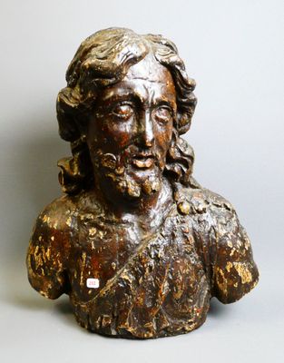 un buste représentant un homme aux cheveux longs et à la barbe fournie