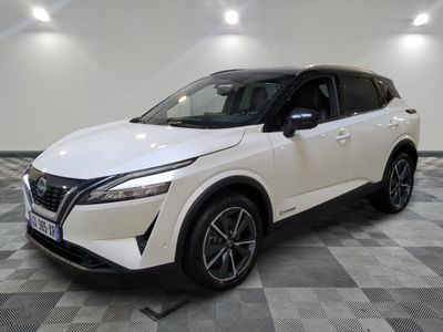 le suv blanc de nissan est garé sur un sol en damier