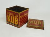 une boîte de Kub posée sur une surface blanche