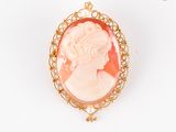 une image représentant une femme portant une broche-camaïeu rose