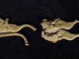 une paire de figurines anciennes en laiton représentant un homme et une femme
