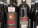 plusieurs bouteilles de vin sont alignées sur une étagère dans un magasin