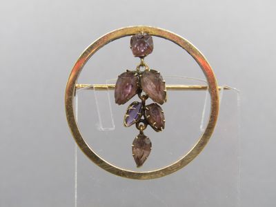 broche plaquée or ornée d'améthorate et de pierres d'améthorate
