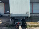 un camion garé devant un bâtiment