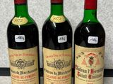 trois bouteilles de vin posées les unes à côté des autres sur un plan de travail