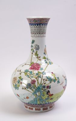 CANTON XX, Vase bulbe en porcelaine à décor émaillé de la fa…