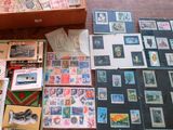 de nombreux types de timbres sur la table