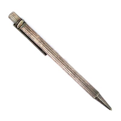 une image représentant un stylo sur fond blanc