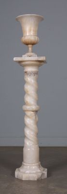 Vase éclairant et sa colonne en albâtre à piètement torsadé.