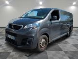 la camionnette grise est garée sur le sol en damier d'une pièce