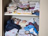 une armoire remplie de vêtements et d'autres objets