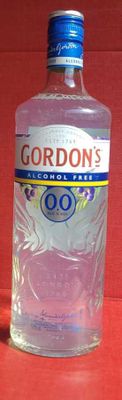 une bouteille de gin Gordon's posée sur une table rouge