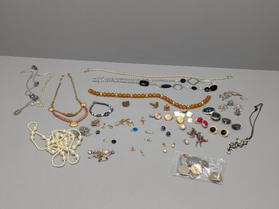 beaucoup de colliers et de boucles d'oreilles sur la table
