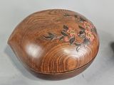 une petite boîte en bois ornée d'un motif floral